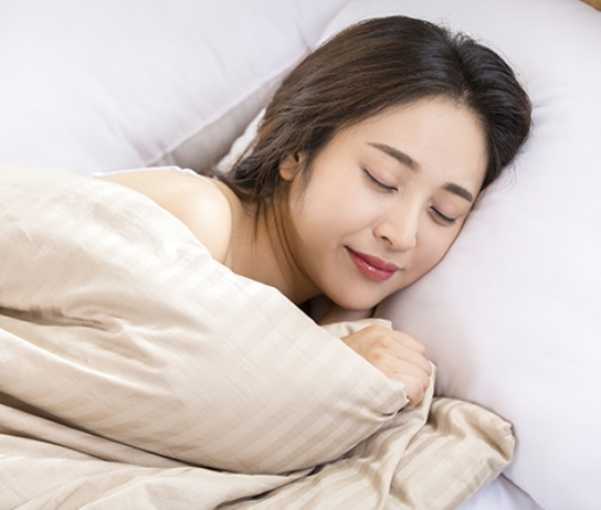 침대에서 자는 여성